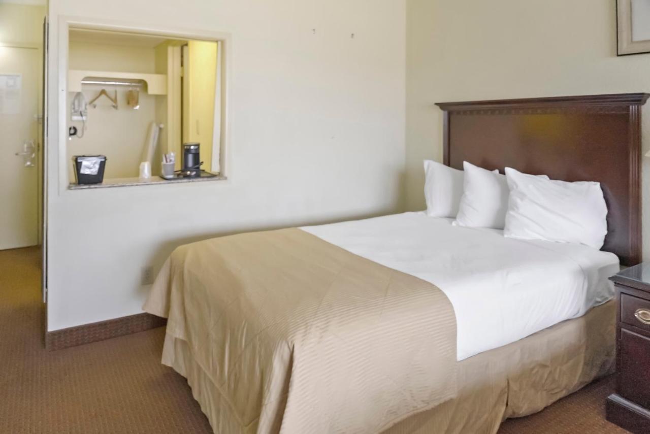 Economy Hotel Plus Уичита Екстериор снимка